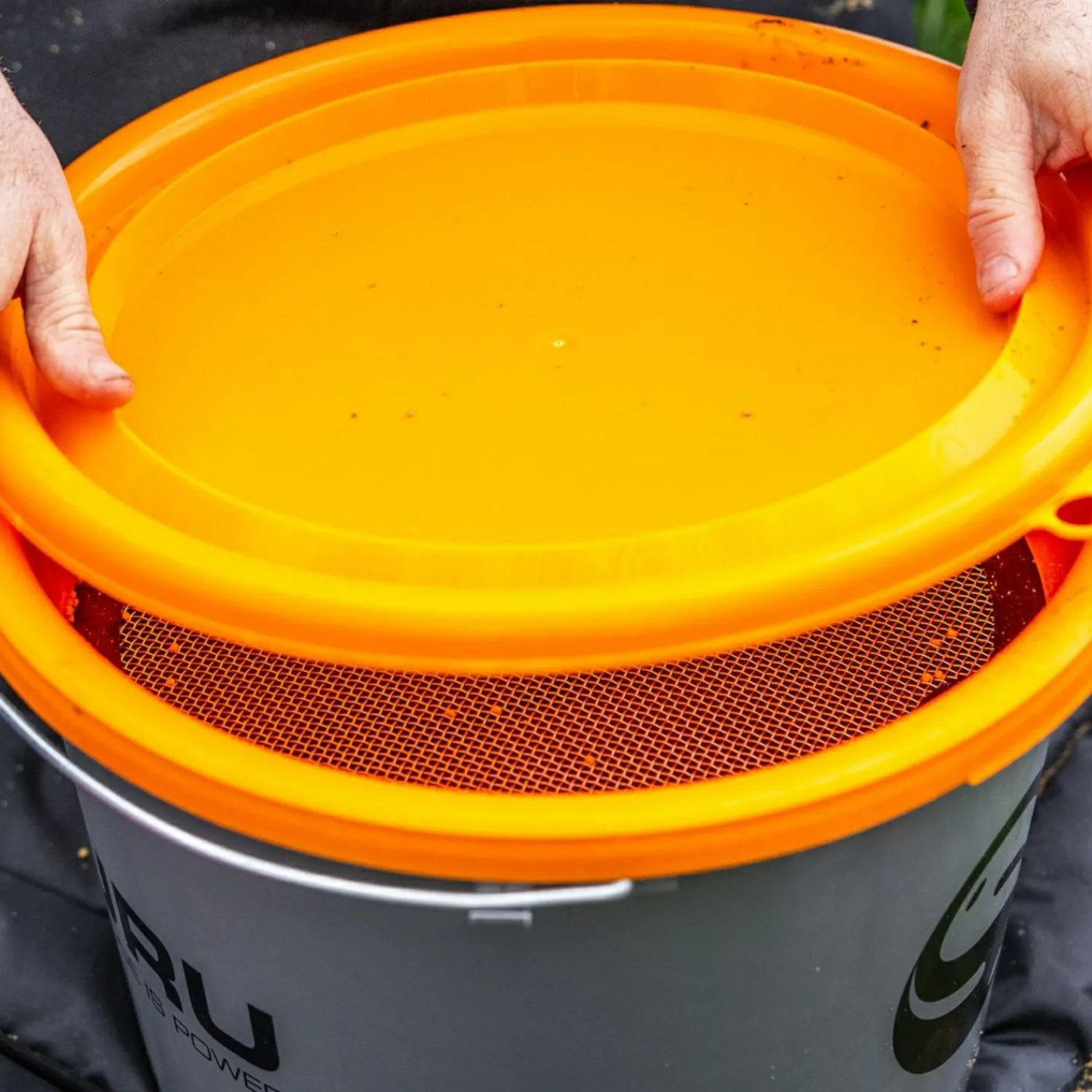 Guru Bucket Grey (18 l)< Angelkoffer & Angelboxen ·Futtereimer