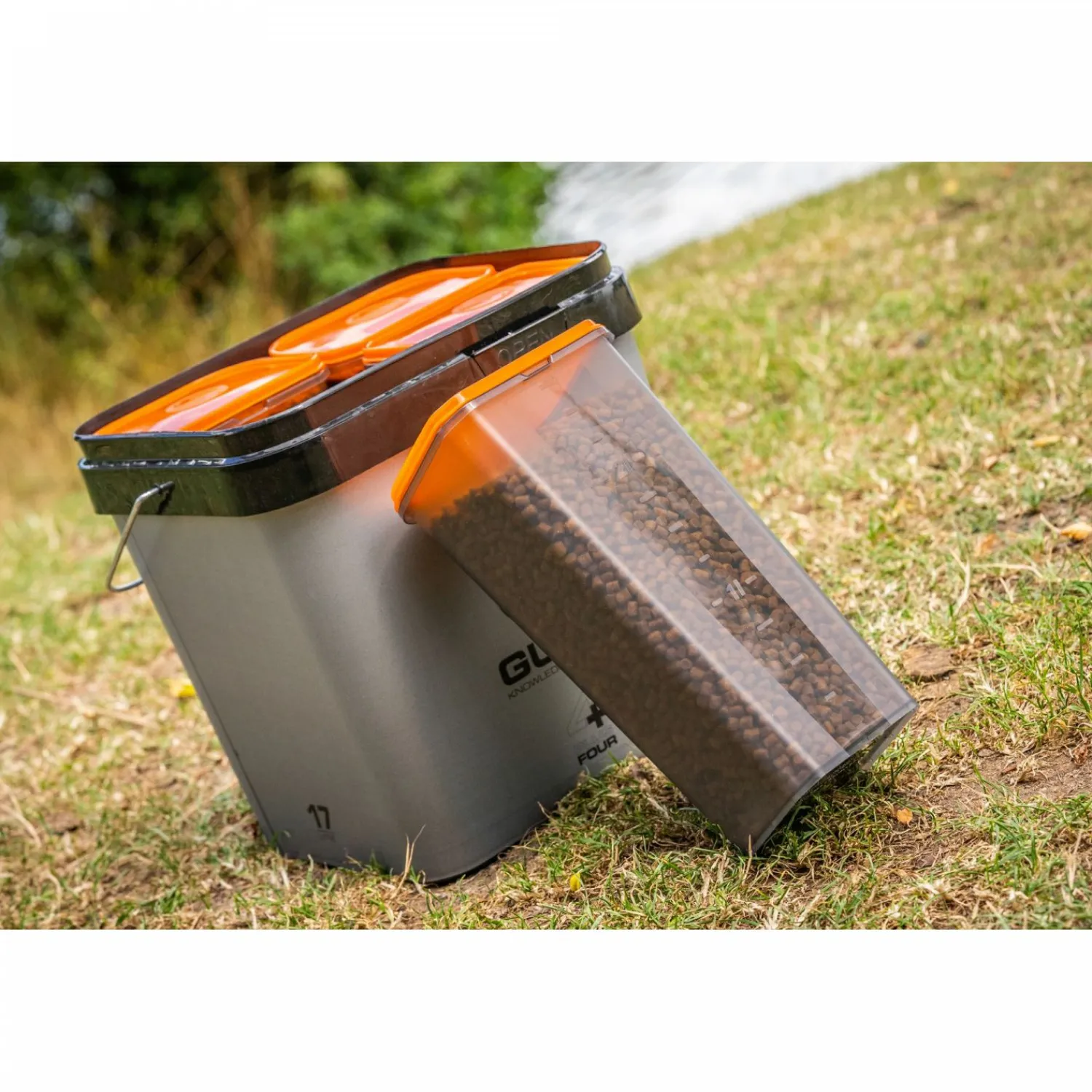 Guru Plus 4 System (17 l)< Angelkoffer & Angelboxen ·Futtereimer