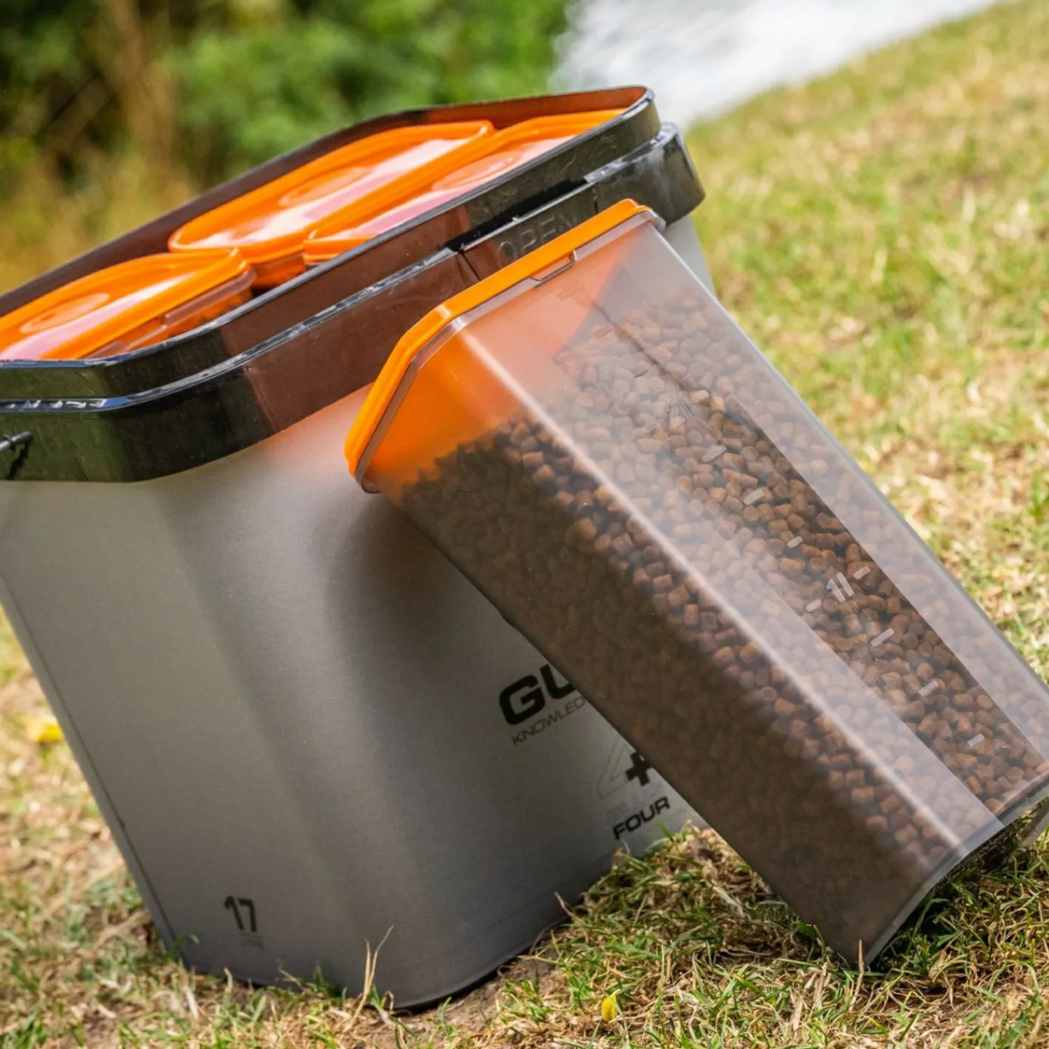 Guru Plus 4 System (17 l)< Angelkoffer & Angelboxen ·Futtereimer