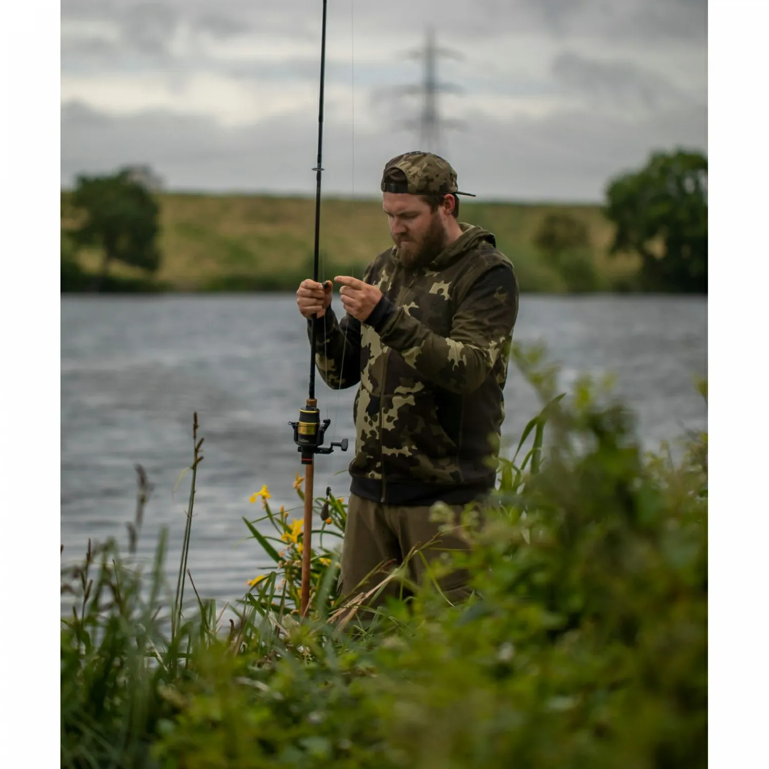 Korda Zip Hoodie Dark Kamo< Angelpullover & -Strickjacken