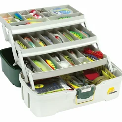 Plano Three-Tray Tackle Box (Green Metallic/Off-White)< Angelkoffer & Angelboxen ·Angelkoffer